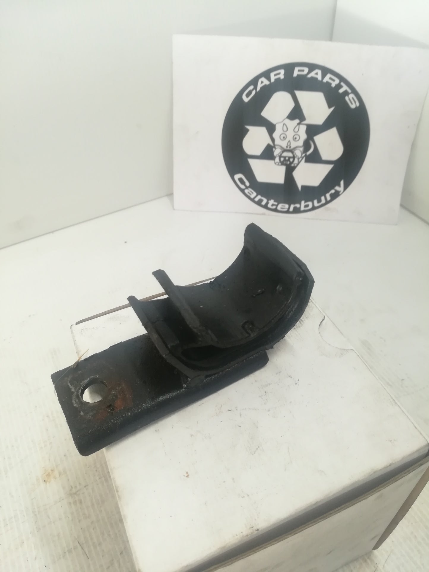 Radiator Bracket x1