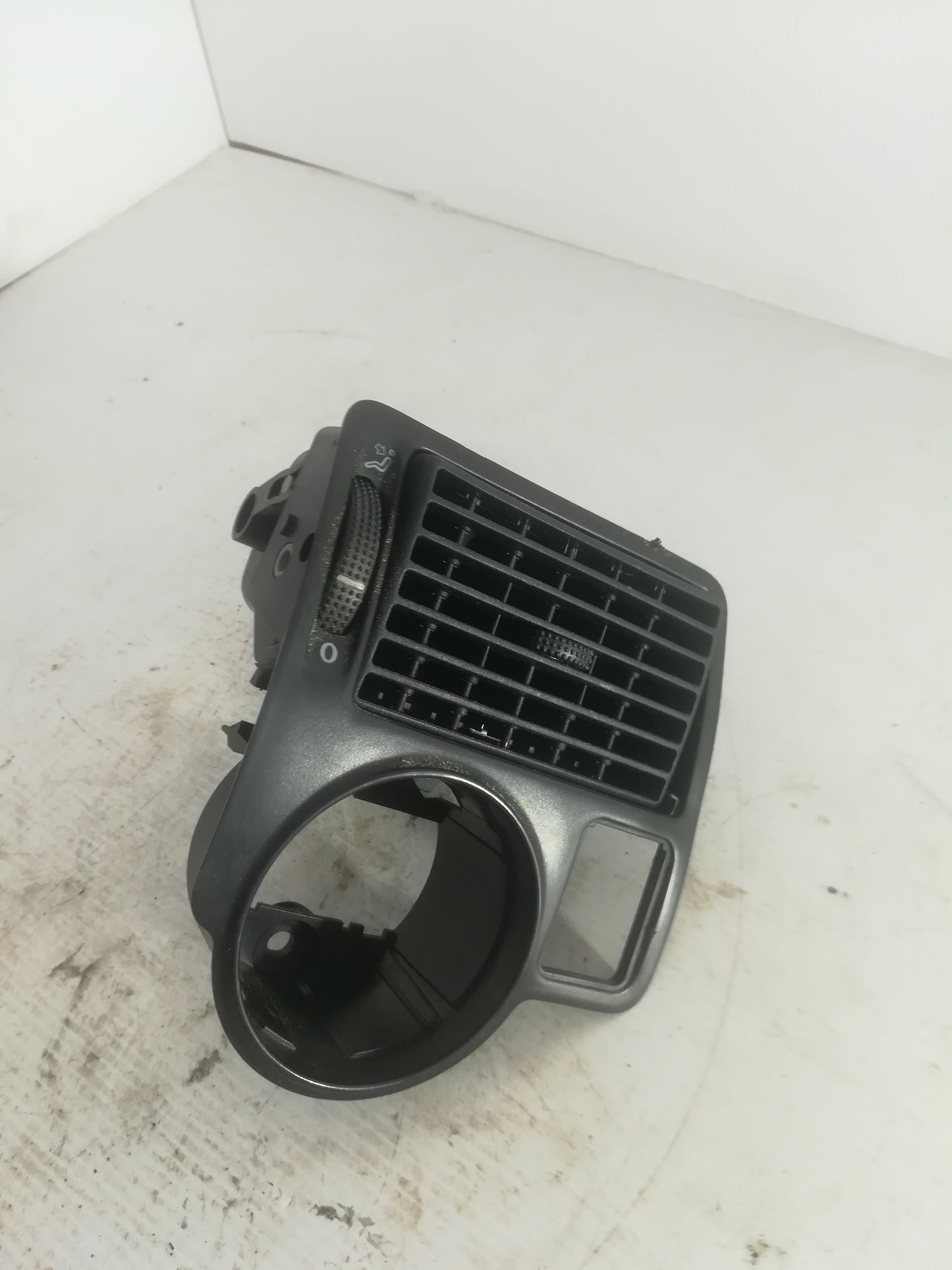 Dash vent