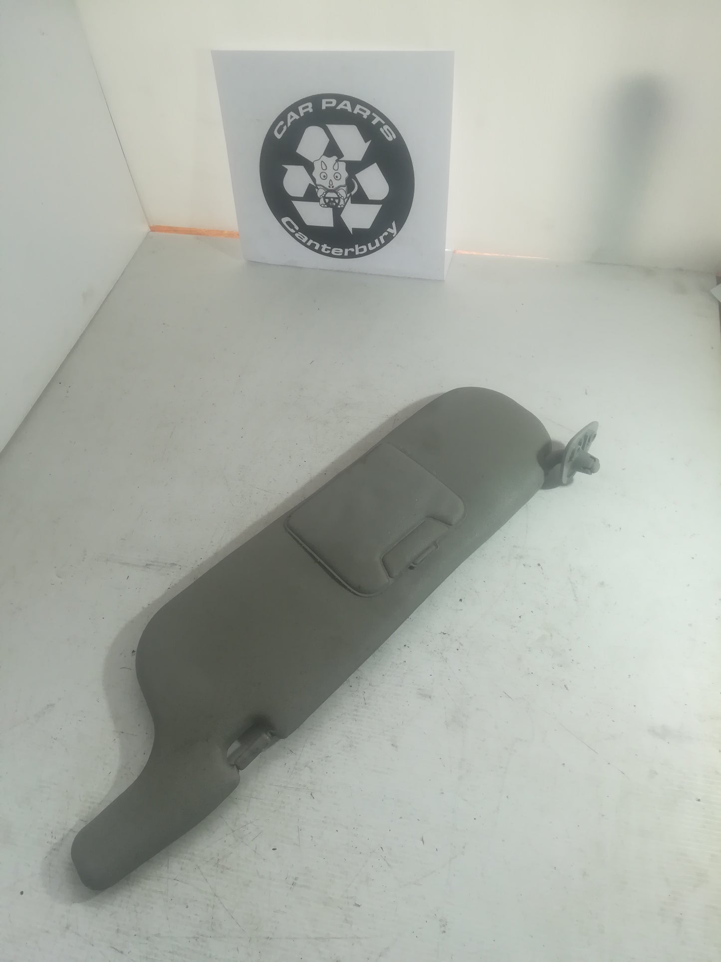 Sun visor L